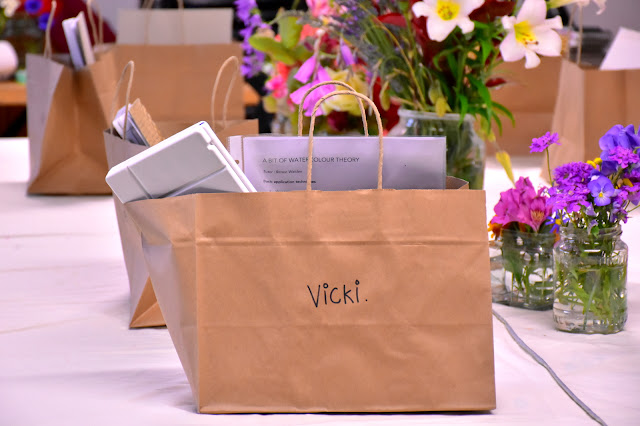 painting flowers in watercolour and ink : class photos